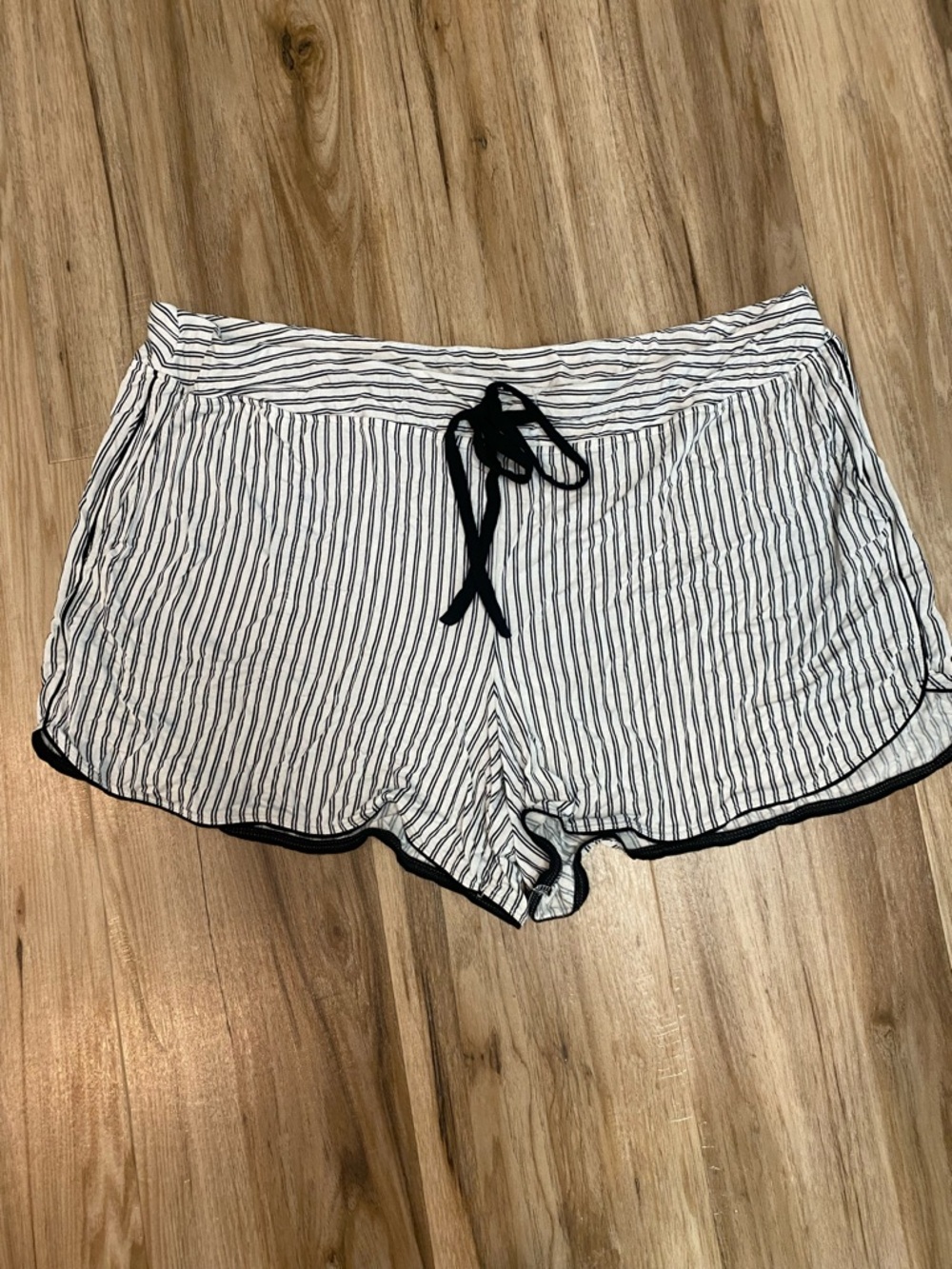 SOMA COOL NIGHTS SHORTS WHITE BLACK STRIPED WOMENS TIE WAIST SZ XLARGE